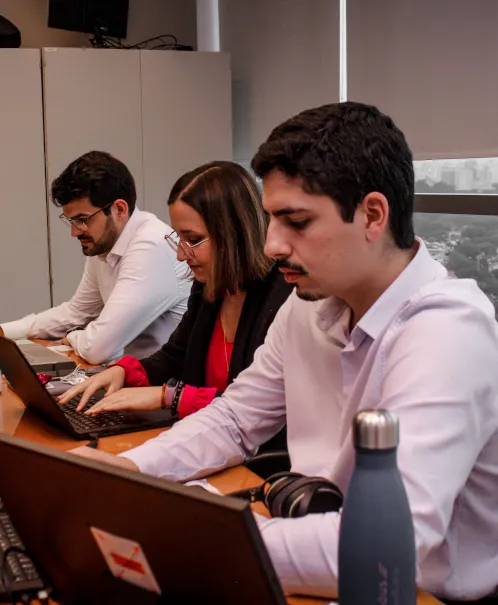 Equipe de profissionais trabalhando focados no computador em escritório