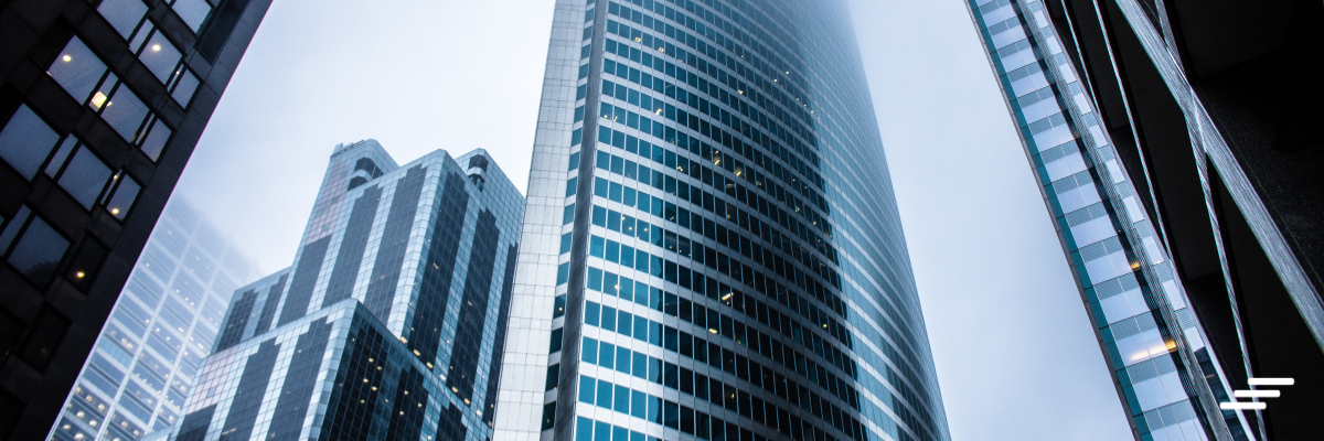 Mãos de empresários em uma reunião, simbolizando a governança corporativa fortalecida pelo Orçamento Matricial